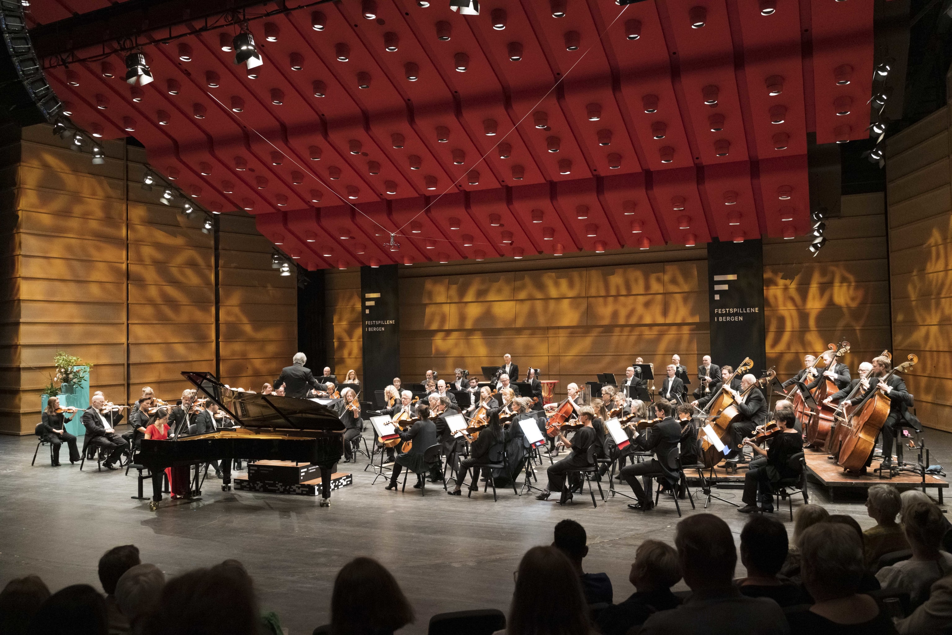 Symfoni for hele Grieghallen m/Griegs a-mollkonsert. Foto: Thor Brødreskift